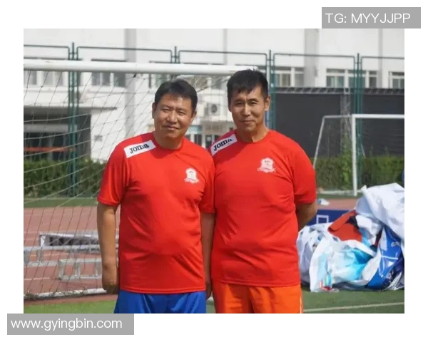 家务与足球的完美结合揭秘那些热爱家庭的足球明星生活 家务与足球的完美结合揭秘那些热爱家庭的足球明星生活